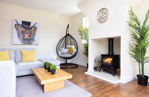 Kelty Apartment | JOIVY Greenknowes Cottage with Hot Tub & Fireplace