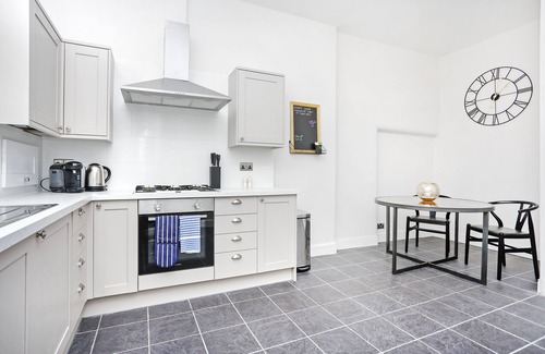 Bonnington Apartment | JOIVY Modern 1-Br Apt W/Communal Terrace In Trendy Stockbridge