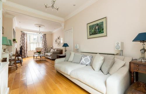 Shepherd's Bush Apartment | JOIVY Stunning 3 bed, 2 bath house with garden and rooftop terrace