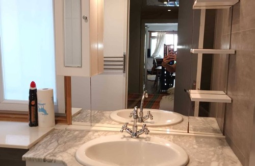 Bourbon-l'Archambault Apartment | Jolie appartement avec terrasse a 200m des thermes
