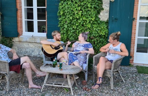 Cruzy House | Jolie Maison de Campagne Avec Grande Piscine et Terrain de Tennis