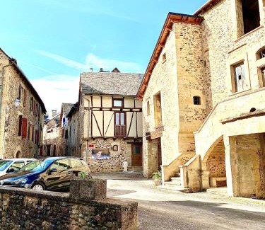 Sainte-Eulalie-d'Olt House | Jolie maison deux chambres et canapé-lit #au cœur du village#