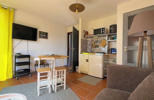 Pardailhan House | Jolie Maison Pour 2 Pers. Avec Piscine Partagée et Jardin à Pardailhan