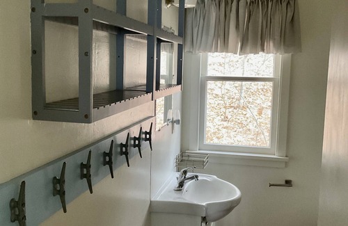 Lake Leelanau Cottage | JOLLI-LODGE~Beach Resort in Leland