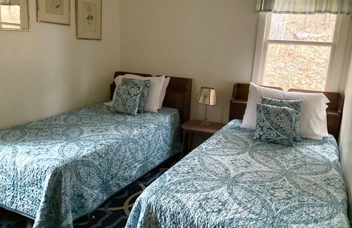Lake Leelanau Cottage | JOLLI-LODGE~Beach Resort in Leland