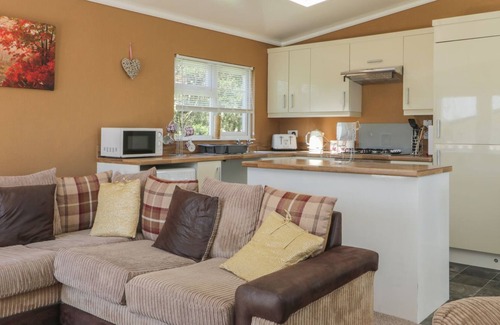 Cayton Bay Cabin | Jonstone Pines Lodge at Cayton Bay Holiday Park