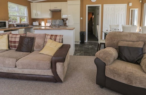 Cayton Bay Cabin | Jonstone Pines Lodge at Cayton Bay Holiday Park