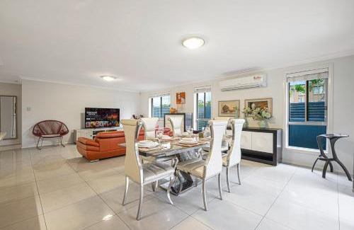 Jordan Springs Villa | Jordan Springs classic sweet 3Br home WiFi&Parking