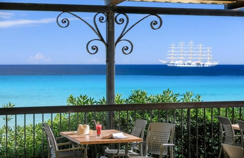 L'Ile-Rousse Hotel | Joseph Charles