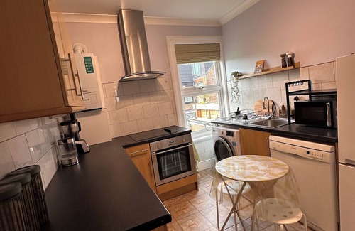 Mortlake House | Joseph's Friends – Bright & Cozy Rooms in Richmond with Shared Kitchen & Bath