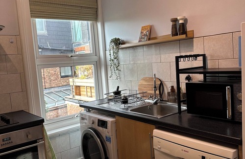 Mortlake House | Joseph's Friends – Bright & Cozy Rooms in Richmond with Shared Kitchen & Bath
