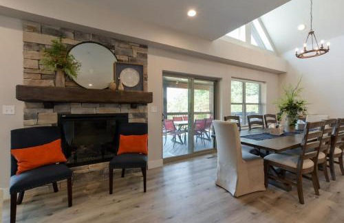 Table Rock House | Journey's Remedy -Lake View Sleeps 30