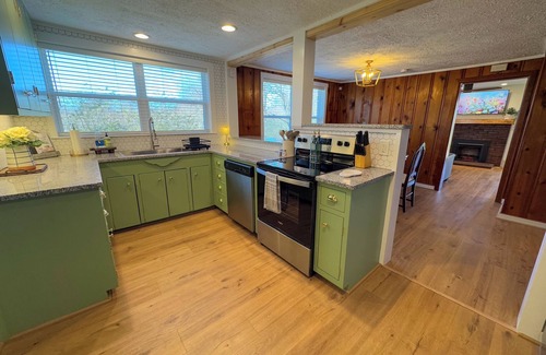 Oxford Cottage | Joy's Place - 3BR/2BA Cottage in the Heart of Oxford!