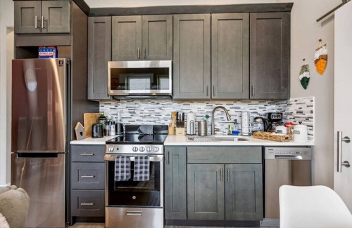 Fort Worth Apartment | Joyful 1BD: Pleasant, Warm & Close to the Action!