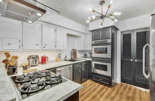 Missouri City House | Joyful Hawaii Amazing Pool 4BRs Home in Missouri city- super highway accessible