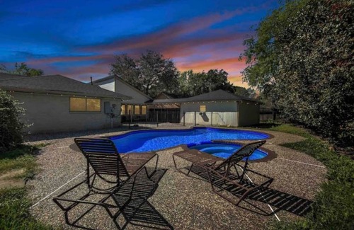 Missouri City House | Joyful Hawaii Amazing Pool 4BRs Home in Missouri city- super highway accessible