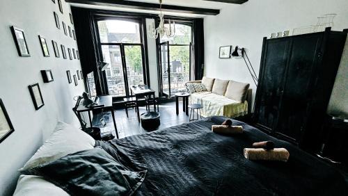 De Weteringschans Bed & Breakfast | JoyJoyJoy the Black Beauty ecolicious studio in a canal house with French balcony with view on the canals