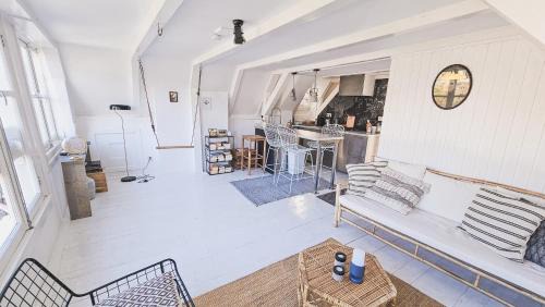 Grachtengordel-West Apartment | JoyJoyJoy the Royalty ecolicous design house in a historic Canalhouse from 1618 with 2 bedrooms with top floor views over the canals