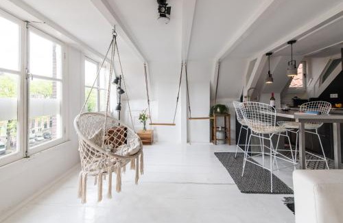 Grachtengordel-West Apartment | JoyJoyJoy the Royalty ecolicous design house in a historic Canalhouse from 1618 with 2 bedrooms with top floor views over the canals