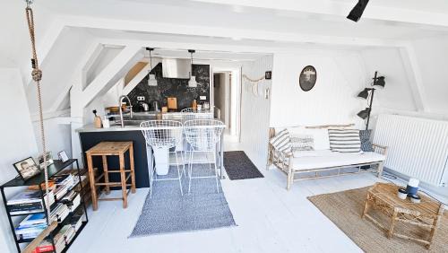 Grachtengordel-West Apartment | JoyJoyJoy the Royalty ecolicous design house in a historic Canalhouse from 1618 with 2 bedrooms with top floor views over the canals