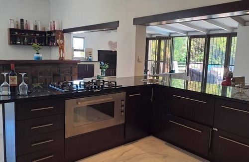 Parow House | Joyous Luxuries Guesthouse