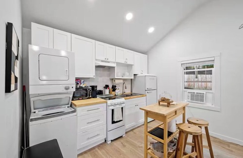 Juanita Apartment | Juanita Bay Cottages B1