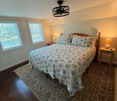 Arlington House | Juanitas Garden Cottage