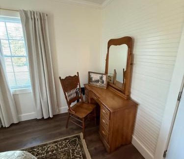 Arlington House | Juanitas Garden Cottage