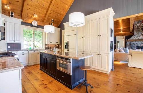 Minett House | Juddhaven Lake Rosseau Lake House with all the bells and whistles!