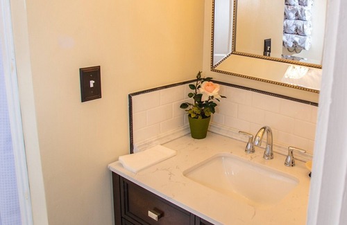 Chimney Rock House | JUDY'S ROOM-Chimney Rock Manor