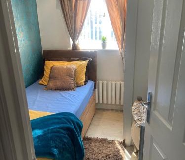 West Bromwich House | Jules Homestay Plus