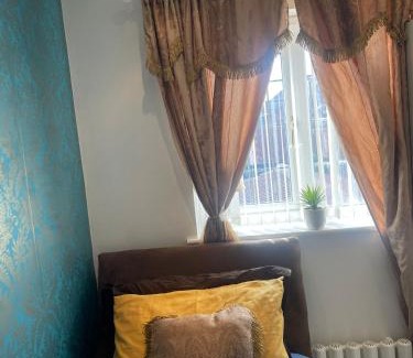 West Bromwich House | Jules Homestay Plus