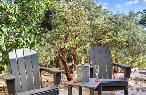 Julian Apartment | Julian Cafe Couples Cottage - Breakfast Included at The Julian Cafe & Bakery!