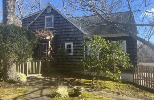 Cutchogue House | July-Oct: 3 bm charming Waterfront Artist Cottage for Rent In North Fork, NY n