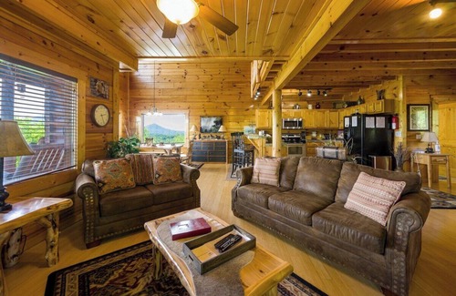 Sevierville Cabin | July specials! Mt Views, Hot Tub, local pool, recr