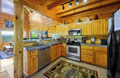 Sevierville Cabin | July specials! Mt Views, Hot Tub, local pool, recr