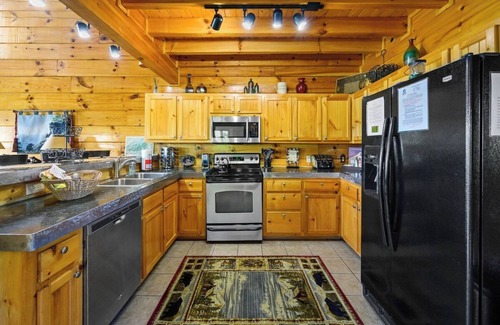 Sevierville Cabin | July specials! Mt Views, Hot Tub, local pool, recr