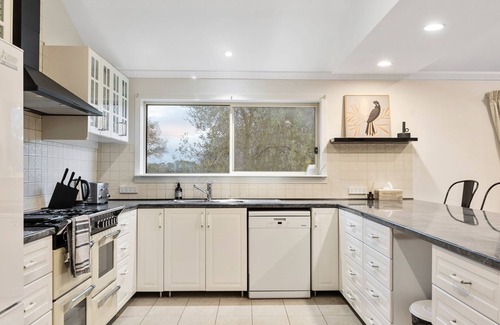 Mansfield Cottage | Jumbuck Cottage - Sitting amongst the surrounding rolling hills with mountain views.