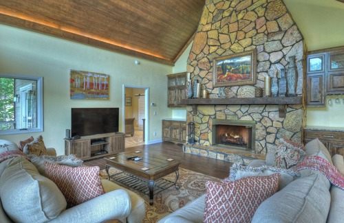 Necowa Cove House | Jump Right In - Lake Blue Ridge