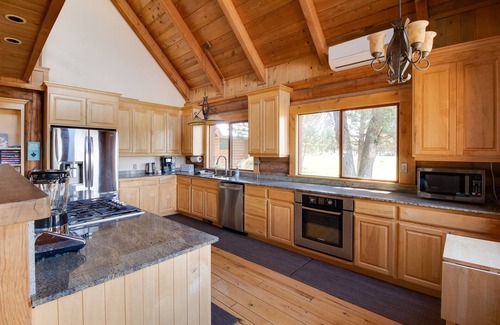 Sisters House | Jumping Juniper Ranch sleeps 12, private pool, sauna, disc golf, mountain views
