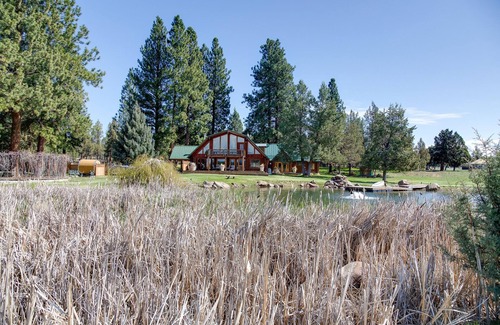 Sisters House | Jumping Juniper Ranch sleeps 12, private pool, sauna, disc golf, mountain views