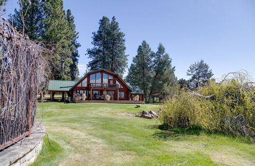 Sisters House | Jumping Juniper Ranch sleeps 12, private pool, sauna, disc golf, mountain views