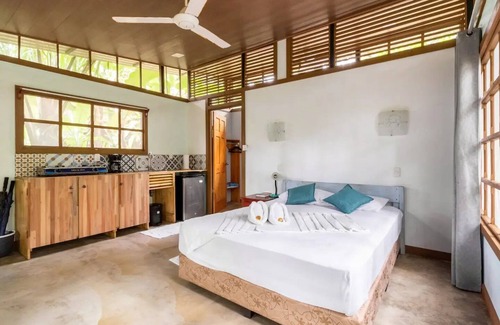 Drake Bay House | Jungle cabin with sea view & kitchen, 1' to beach