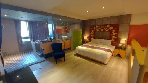 West District Hotel | Jungle City Motel