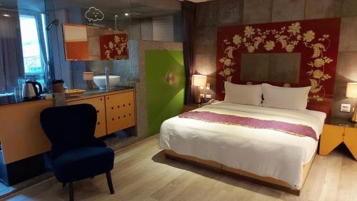 West District Hotel | Jungle City Motel