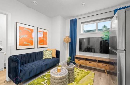 Jasper Place House | Jungle House, AirCon, Sleeps 8, Near WEM & DT!