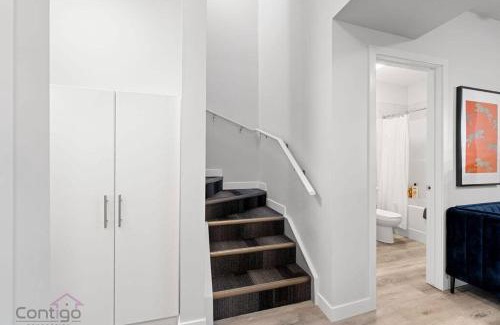 Jasper Place House | Jungle House, AirCon, Sleeps 8, Near WEM & DT!