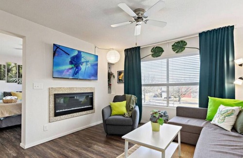 Prairie Village Apartment | ✪Jungle Quest✪KING BD✪No Stairs!✪Fast Wifi✪Dedicated Covered Parking✪
