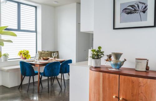 La California Apartment | Jungly Penthouse City View