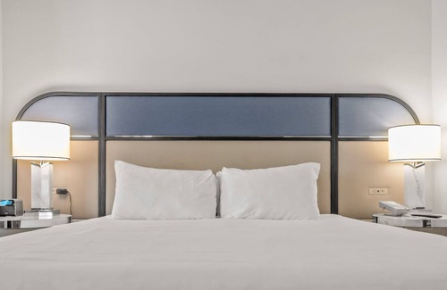 Mid Beach Hotel | Junior Suite Direct Ocean View Fontainebleau